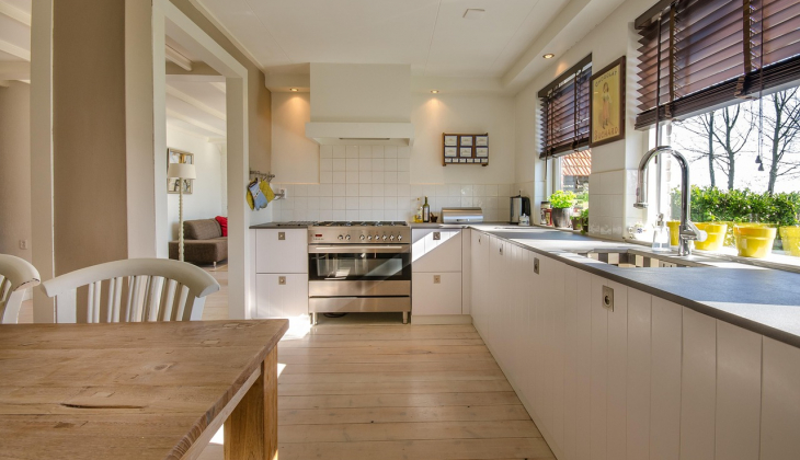 Moderne landelijke keukens van hout zijn de perfecte match van warmte en stijl