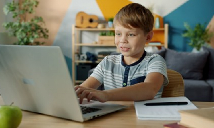 Je kind wil een eigen website maken: zo begeleid je dat als ouder