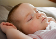 Waarom je baby op de opvang anders slaapt dan thuis