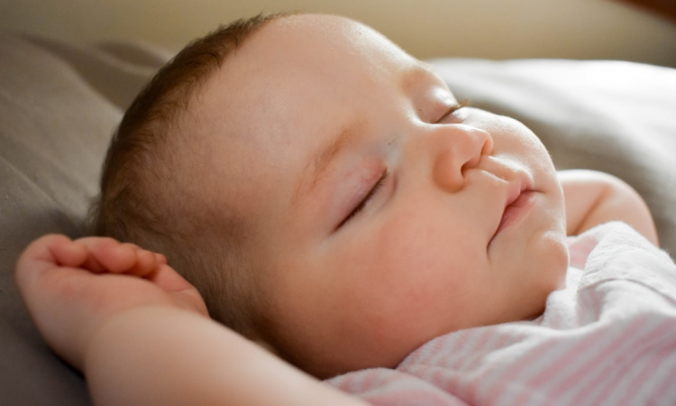 Waarom je baby op de opvang anders slaapt dan thuis