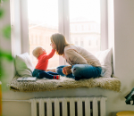 Toen ze krak hoorde, wist Iris (36) het meteen: ‘Hij viel van de schommel en ik zag dat zijn arm gebroken was.’